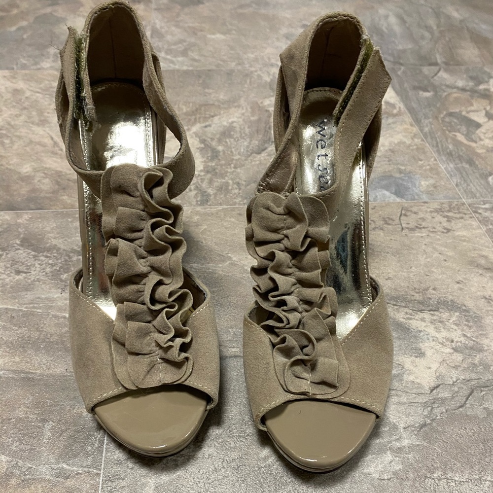 Tan Wet Seal healed shoes